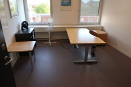 El. hæve/sænke skrivebord KINNARPS, skuffemodul, reol, bord m.m.