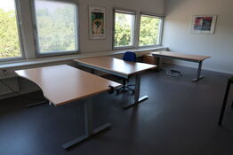 3 stk. el. hæve/sænke skriveborde EFG, kontorstol, skuffemodul