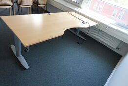 2 stk. el. hæve/sænke skrivebord KINNARPS, stumtjener, reol, skuffemodul m.m.