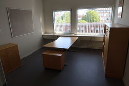 El. hæve/sænke skrivebord KINNARPS, reol, whiteboard m.m.