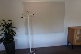 Stumtjener, opslagstavle samt skab