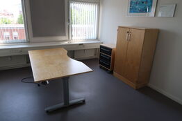 El. hæve/sænke skrivebord KINNARPS, 2 stk. skabe og opslagstavle