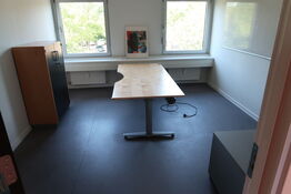 El. hæve/sænke skrivebord KINNARPS, reol, whiteboard m.m.