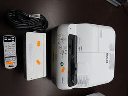 Projektor, EPSON EB-695WI m. fjernbetjening og Touch Unit