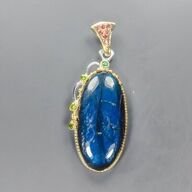 Unika vedhæng, af guld og hvidguldbelagt sterlingsølv prydet med stor ca. 38 ct. oval cabochon