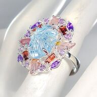 Ring af hvidguldbelagt sterlingsølv prydet med stor ca. 10 ct. topas slebet som en blomst,