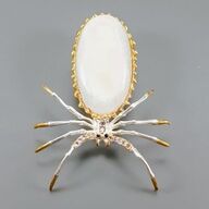 Unika broche, i form af en edderkop af guld og hvidguldbelagt sterlingsølv prydet med stor ca. 48 ct. oval cabochon