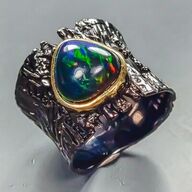 Unika opal ring af sort rhodineret sterlingsølv prydet med stor ca. 11 x 11 mm cabochon slebet naturlig sort opal