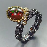 Opal ring af sort rhodineret sterlingsølv prydet med ca. 10 x 8 mm cabochon