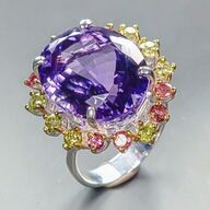 Ring af rhodineret sterlingsølv prydet med stor ca. 30 ct. oval slebet intens lilla ametyst