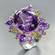 Ring af guld og hvidguldbelagt sterlingsølv prydet med stor ca. 30 ct. oval slebet intens lilla ametyst