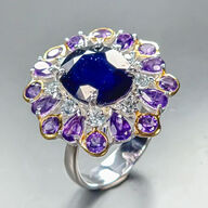 Eksklusivt håndfremstillet unika ring af rhodineret sterlingsølv prydet med stor ca. 8 ct. oval slebet dyb blå safir