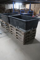 3 stk. plastikspande, 8 paller og kasse