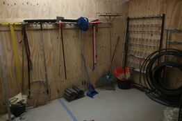 Div. Haveredskaber, slange reol m.m.