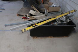 Bajle med indhol af skovle, værktøj m.m.