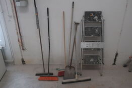 Stige, koste, skovl og skaber