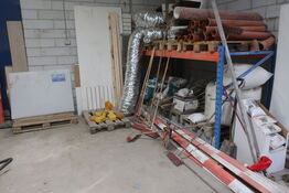 Pallereol med indhold, koste, afspæring, plader m.m.