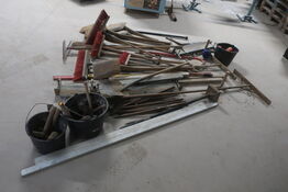 Koste, skovle, rette udstyr, m.m.