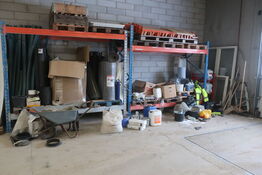 Pallereoler med indhold også trillebør,vinduer og det foran