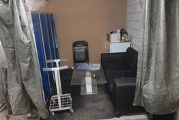 Sofa, køleskab, stålreoler, bord, microovn og stole