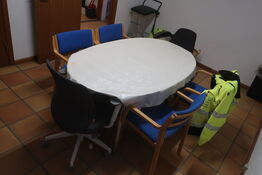 7 stole/kontorstole og bord