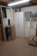 Reoler med indhold, støvsuger, maling, værktøj m.m.