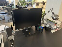 1. Stk. Skærm og et sæt højtaler samt diverse kontor udstyr med kontor stol