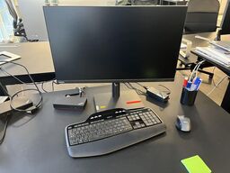 1. Stk. Skærm og diverse kontor udstyr