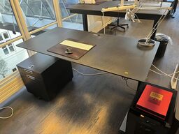 Hæve sænkebord m. Indhold 