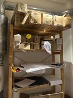 Hylder med diverse kontor artikler