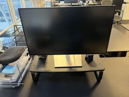 1. Stk. Skærm og diverse kontor udstyr