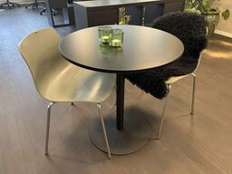 Cafe bord med 2. Stk. HAY stole og et skin