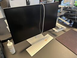 1. Stk. Skærm og diverse kontor udstyr