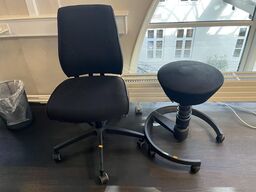 1. Stk. Kontor stol og 1. Stk. Rulle skammel 