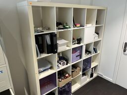 Hylder med diverse kontor artikler