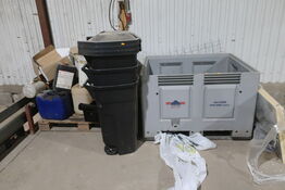 Pallekar, div. Skraldespande samt palle med indhold