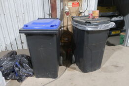 2 stk. skraldespande med indhold