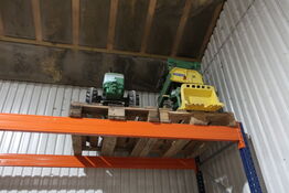 2 stk. Paller med el-legetøjstraktor JOHN DEERE med tilbehør