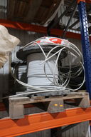 Palle med 2 stk. kabeltromler med kabel