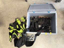 Kasse m. sikringsgrej samt div.