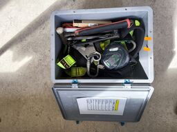 Kasse m. sikringsgrej samt div.