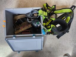 Kasse m. sikringsgrej samt div.