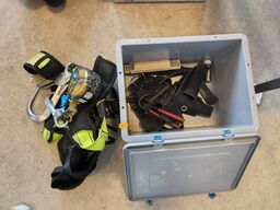 Kasse m. sikringsgrej samt div.