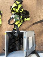 Kasse m. sikringsgrej samt div.