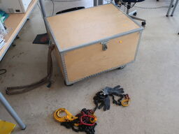 Kasse på hjul inkl. indhold (div. løftegrej)