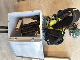 Kasse m. sikringsgrej samt div.