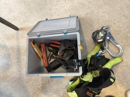 Kasse m. sikringsgrej samt div.