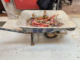 Div. rørspændere m.v. inkl. trillebøre