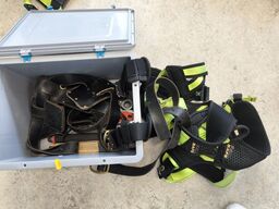 Kasse m. sikringsgrej samt div.