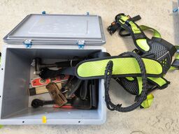 Kasse m. sikringsgrej samt div.